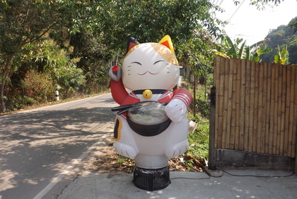 店頭の猫のオブジェ